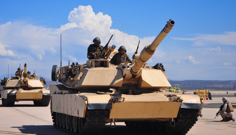 Coluna de tanques pesados M1 Abrams