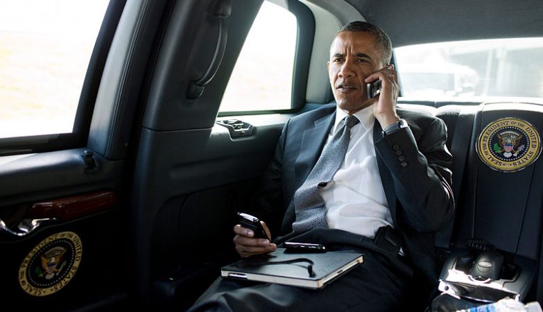 Presidente Barack Obama ao telefone