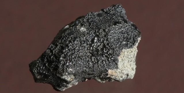  Um pedaço do meteorito Tissint que caiu na Terra no dia 18 de Julho de 2011.