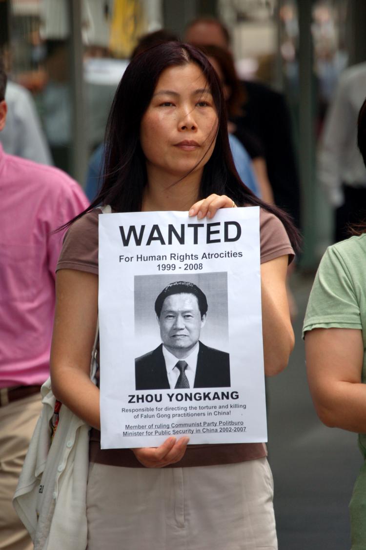 Campanha de uma organização de direitos humanos pela detenção de Zhou Yongkang, 72 anos, ex-membro do Comité Permanente do Politburo do Partido Comunista Chinês