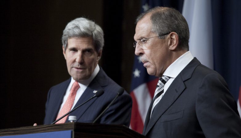 Os ministros dos Negócios Estrangeiros dos Estados Unidos, John Kerry, e da Rússia, Sergey Lavrov