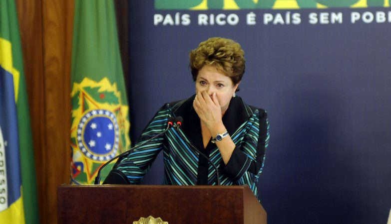 A presidente Dilma Rousseff, que foi presa e torturada durante a ditadura militar no Brasil, chora ao receber o relatório da Comissão Nacional da Verdade