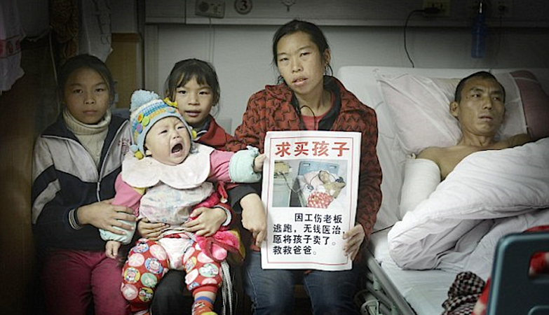 Ni Qiong com as 3 filhas e o marido, Zhou Guixing, depois da operação