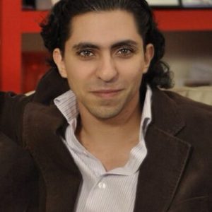     Raif Badawi, de 31 anos, foi condenado em novembro a dez anos de prisão, ao pagamento de uma multa de mil riyals e a mil chicotadas