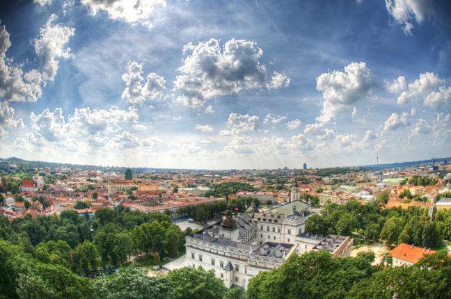 Vilnius, a maravilhosa capital da Lituânia, vista do cimo da torre de Gediminas