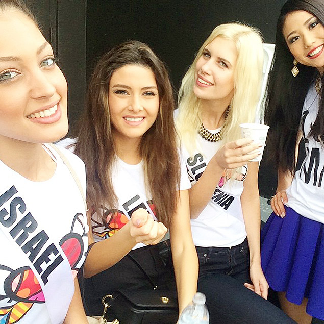 Doron Matalon, Miss Israel, à esquerda, com Miss Libano, Saly Greige, e as Misses Eslovénia e Japão