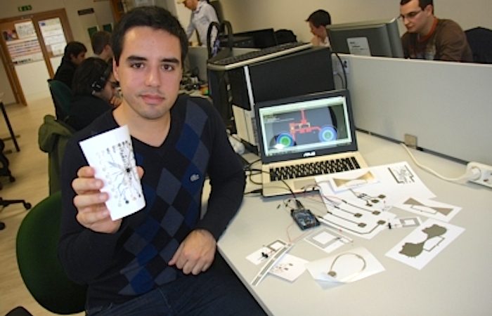 Hugo Miranda, estudante da UA, inventou forma de imprimir circuitos electrónicos em papel