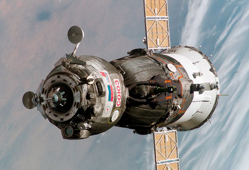 Uma nave espacial russa Soyuz TMA-6 aproxima-se da estação Espacial Internacional