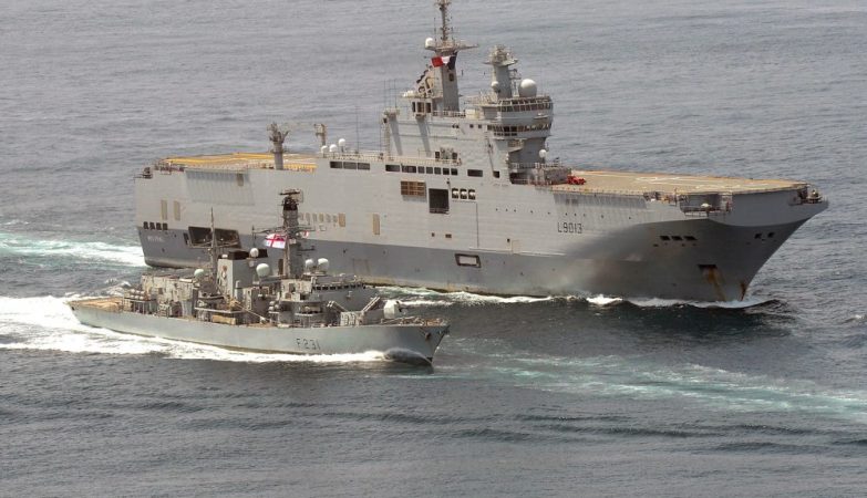 A fragata britânica HMS Argyll (frente) ao lado de um navio porta-helicópteros FS Mistral francês (ao fundo)