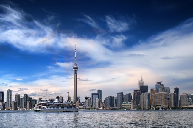 Silhueta de Toronto, no Canadá, com a sua célebre torre de telecomunicações