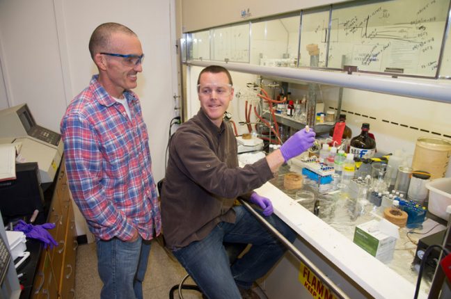Os investigadores Greg O’Neil, da Universidade de Western Washington (dir), e Chris Reddy, do Instituto Oceonográfico Woods Hole (esq)