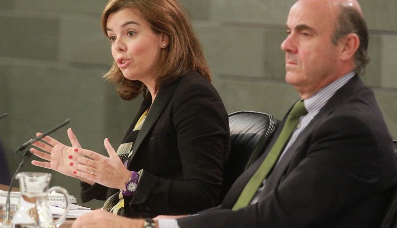 A vice-presidente do governo espanhol, Soraya Sáenz de Santamaría, e o ministro da Economía, Luis de Guindos