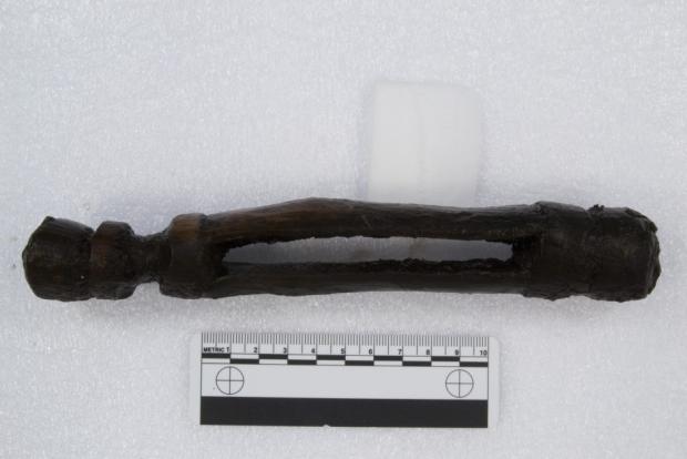 Objecto com cerca de 6.000 anos, com 20cm, em madeira, encontrado na Noruega