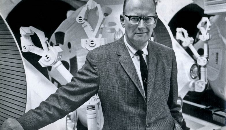 Arthur C. Clarke em 1968 com os pods de "2001 - Odisseia no Espaço", filme baseado na sua novela com o mesmo nome.