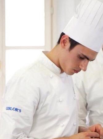 O chef italiano Andre Miacola lidera uma das estações da cozinha do Vila Joya