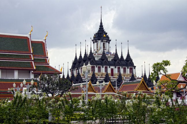 Cada uma das 37 torres do Loha Prasat Wat Ratchanatdaram, na Tailândia, representa uma virtude rumo à iluminação interior 