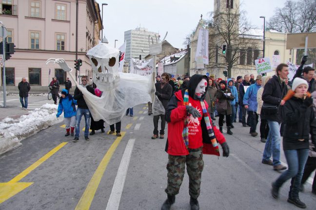 Zombies nas manifestações em Ljubljana, na Eslovénia
