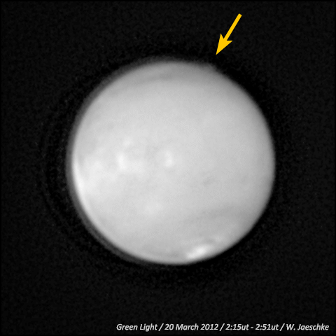 Observações de uma característica misteriosa parecida com uma pluma (marcada com a seta amarela) no limbo do Planeta Vermelho no dia 20 de Março de 2012. A observação foi feita pelo astrónomo W. Jaeschke. A imagem mostra o pólo norte em baixo e o pólo sul no topo.