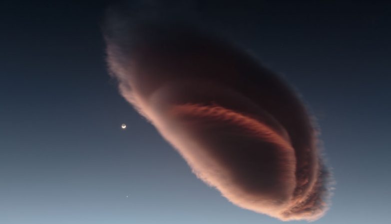 Nuvem lenticular junto à conjunção de Vénus, Marte e da Lua, fotografada por Nuno Serrão no dia 25 de fevereiro
