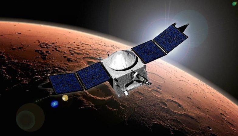 Conceito artístico da Mars Atmosphere and Volatile Evolution (MAVEN) na órbita de Marte