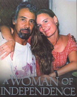 Foto de Xanana e Kirsty Sword na capa do seu  livro "A Woman of Independence". Uma história de amor e do nascimento de uma nação