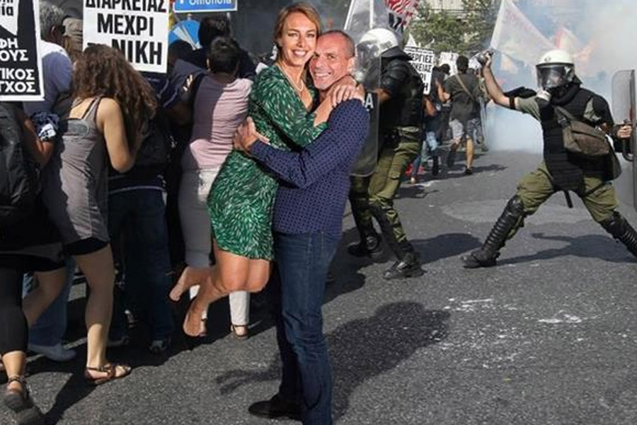 Foto-reportagem de Yanis Varoufakis na Paris-Match origina composições satíricas nas redes sociais