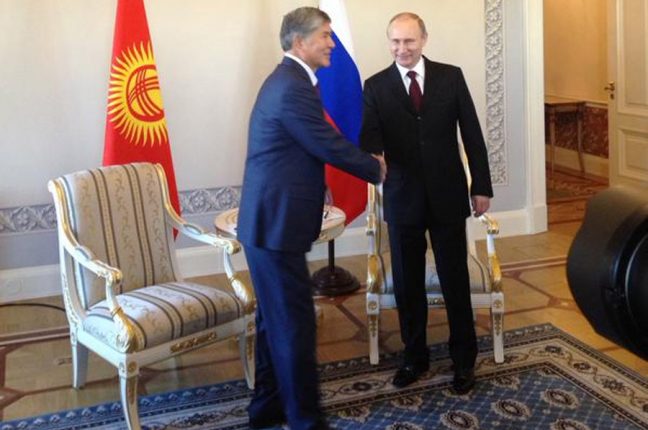 Vladimir Putin com o presidente do Quirguistão, nesta segunda-feira, 16 de Março 2015
