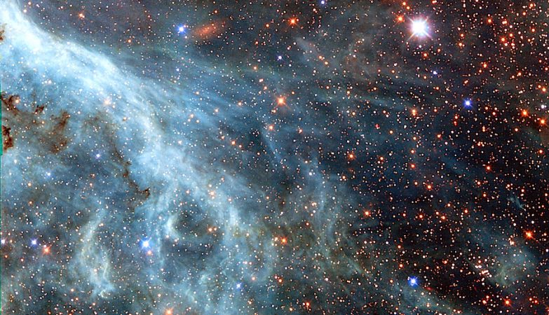 A pequena A1689-zD1 é uma galáxia do tamanho da Grande Nuvem de Magalhães (na imagem, recolhida pelo Hubble), galáxia satélite da Via Láctea