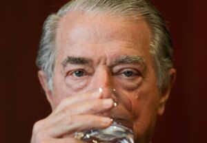 Ricardo Salgado a beber um copo de água