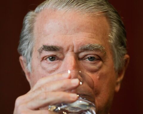 Ricardo Salgado a beber um copo de água