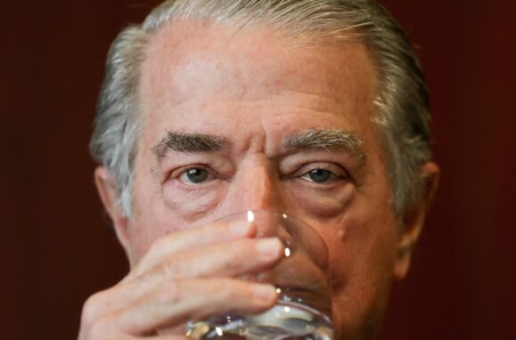 Ricardo Salgado a beber um copo de água