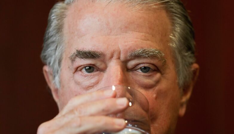 Ricardo Salgado a beber um copo de água