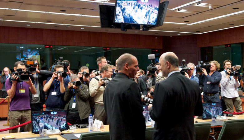 O ministro das Finanças da Grécia, Yanis Varoufakis, num encontro com Pierre Moscovici, membro da Comissão Europeia