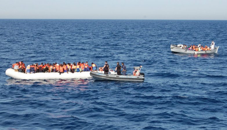 Marinha italiana resgata imigrantes norte-africanos em Lampedusa