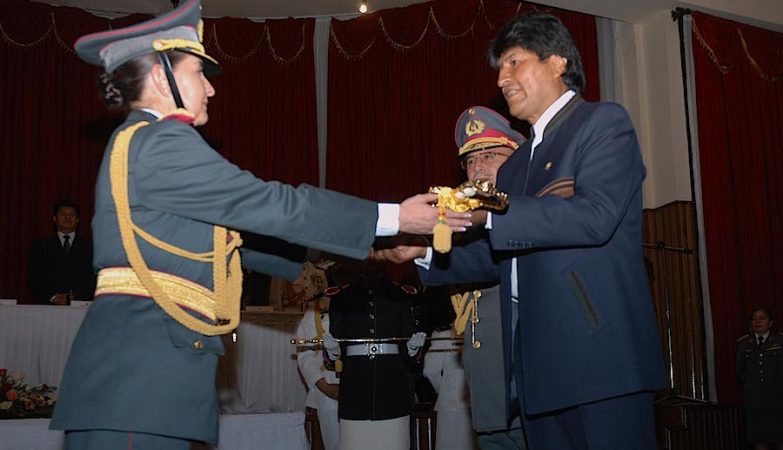 Gina Erika Fátima Reque Terán, a primeira mulher general das Forças Armadas da Bolivia, recebe do Presidente Evo Morales o sabre que a identifica como oficial de alta patente da entidade castrense.