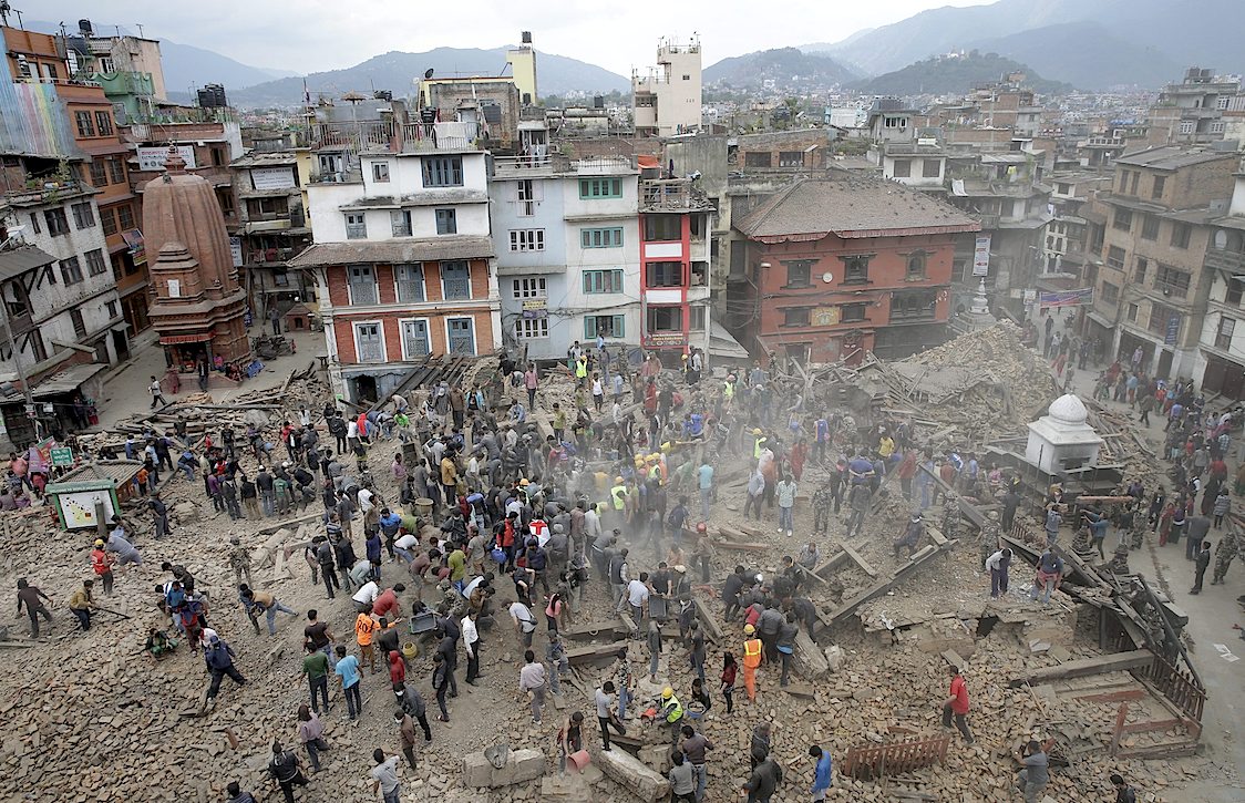 Habitantes de Katmandu procuram sobreviventes entre os escombros após o sismo de magnitude 7.9 que atingiu o Nepal
