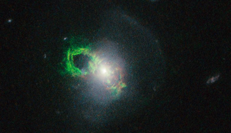 A galáxia "Bule de Chá", conhecida formalmente como 2MASX
