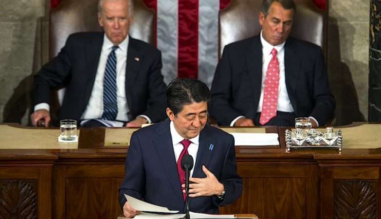 O primeiro-ministro japonês, Shinzo Abe, dirige-se a uma sessão conjunta das duas câmaras do parlamento norte-americano, o Senado e o Congresso.