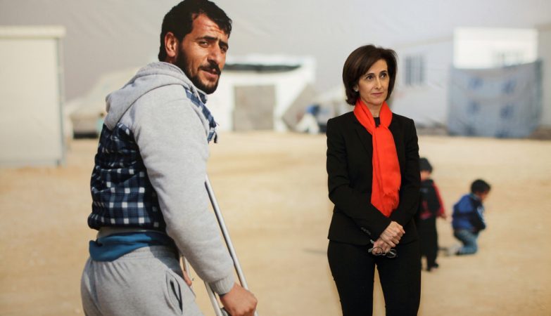 A embaixadora da Jordânia nas Nações Unidas, Dina Kawar (na foto, à direita, durante a inauguração de uma exposição de fotografia na sede da ONU, em Nova Iorque