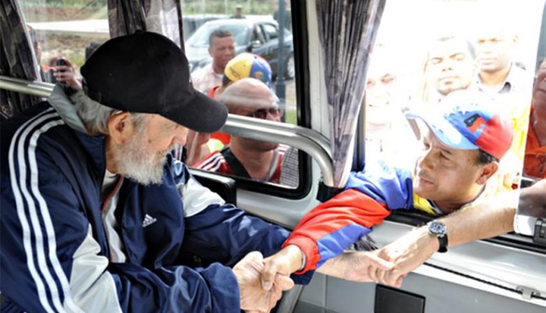 O ex-presidente cubano Fidel Castro reaparece em público, 14 meses depois