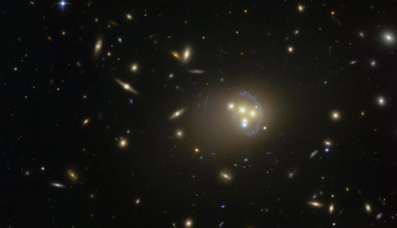 A matéria escura em torno de uma das galáxias do enxame de galáxias Abell 3827 não se move com esta, possivelmente implicando que estão a ocorrer interações de natureza desconhecida entre a matéria escura