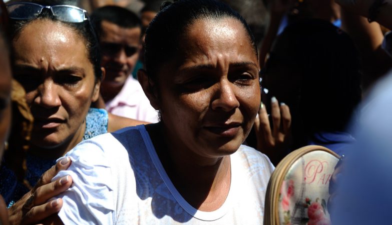 Terezinha Maria de Jesus, mãe do menino Eduardo de Jesus, 10 anos, morto a 2 de abril atingido por uma bala perdida, participa de protesto pacífico a pedir paz na comunidade