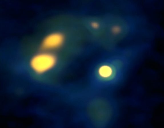Imagem do ALMA de núcleos densos de gás molecular nas galáxias Antenas. O objeto redondo e amarelo perto do centro pode ser o primeiro exemplo pré-natal, já identificado, de um enxame globular. Está rodeado por uma nuvem molecular gigante.