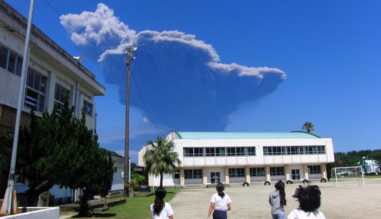 O vulcão Shindake entrou em erupção, na ilha de Kuchinoerabu, no Japão