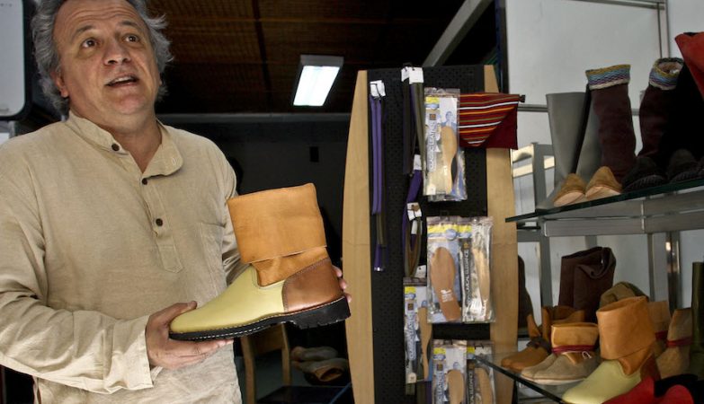O artesão Carlos Vieira proprietário da pequena fábrica que confeciona a tradicional "bota chã"