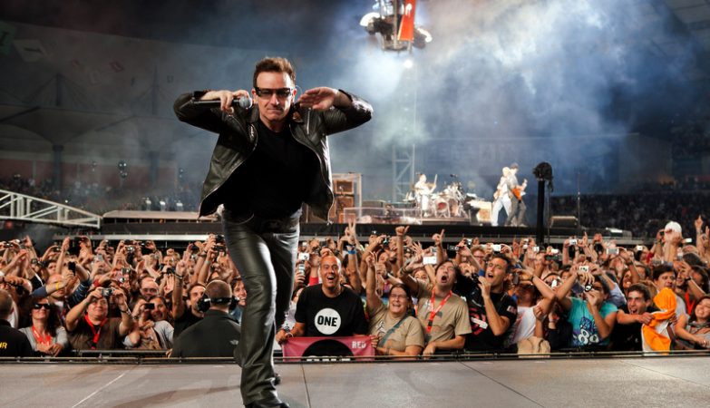 O vocalista dos U2, Bono Vox, ao vivo no estádio Cidade de Coimbra, em 2010