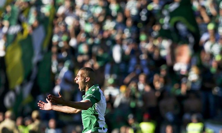Islam Slimani celebra o golo com que, a 6 minutos do fim do encontro, o Sporting iniciou a sua épica reviravolta no marcador