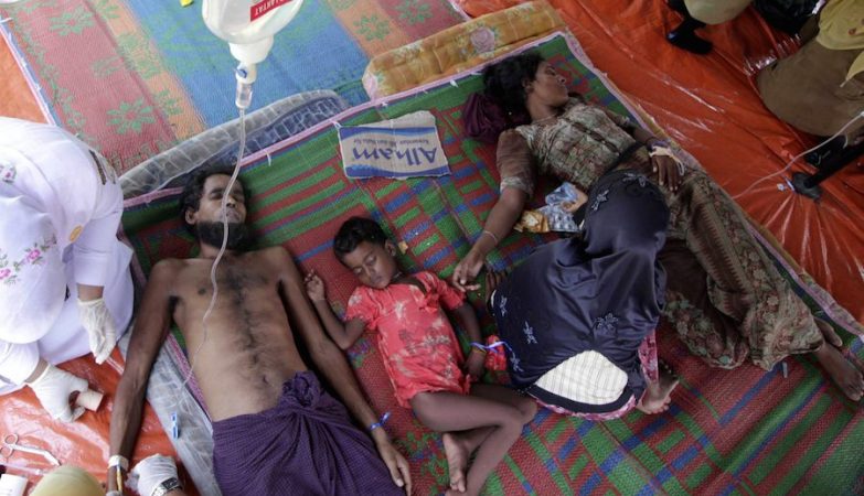 Uma família birmanesa recebe cuidados médicos num campo de refugiados. A Malásia e a Indonésia concordaram em receber migrantes de Myanmar.
