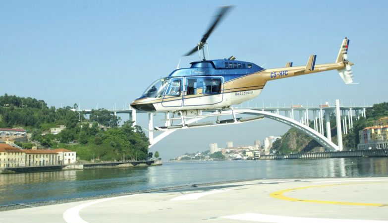 Helicóptero turístico da Helitours Douro Azul levanta voo do heliporto do Porto no rio Douro