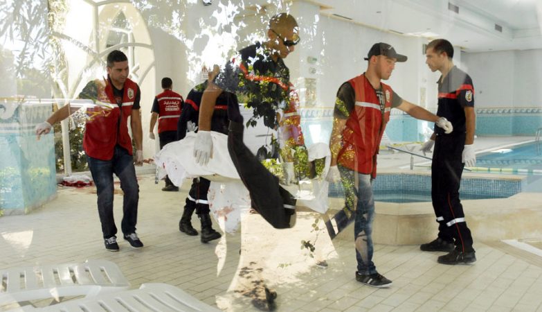Corpo de uma das 38 vítimas do ataque terrorista em Sousse, na Tunísia, é retirado de Hotel